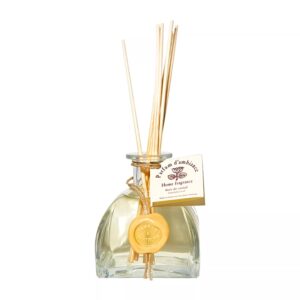 Découvrez notre incroyable Parfum d'Ambiance "Bois de Santal". C'est le choix parfait pour apporter une touche chaleureuse et boisée à votre intérieur. Avec ses notes riches et enveloppantes, il crée une atmosphère apaisante et élégante. Chaque fiole est scellée avec un sceau de cire frappé à la main, une marque d'excellence de Nicolosi Créations.