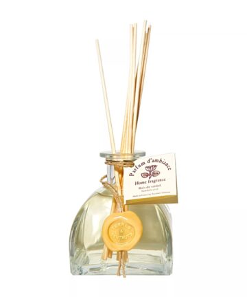 Découvrez notre incroyable Parfum d'Ambiance "Bois de Santal". C'est le choix parfait pour apporter une touche chaleureuse et boisée à votre intérieur. Avec ses notes riches et enveloppantes, il crée une atmosphère apaisante et élégante. Chaque fiole est scellée avec un sceau de cire frappé à la main, une marque d'excellence de Nicolosi Créations.