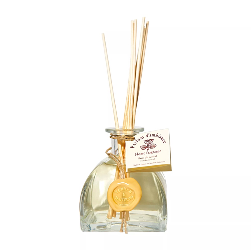 Parfum d'Ambiance "Bois de Santal" Découvrez notre incroyable Parfum d'Ambiance "Bois de Santal". C'est le choix parfait pour apporter une touche chaleureuse et boisée à votre intérieur. Avec ses notes riches et enveloppantes, il crée une atmosphère apaisante et élégante. Chaque fiole est scellée avec un sceau de cire frappé à la main, une marque d'excellence de Nicolosi Créations.